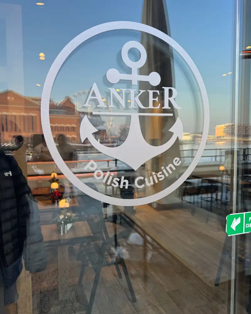 Herb ANKER z kotwicą na szybie, za nią nabrzeże Motławy